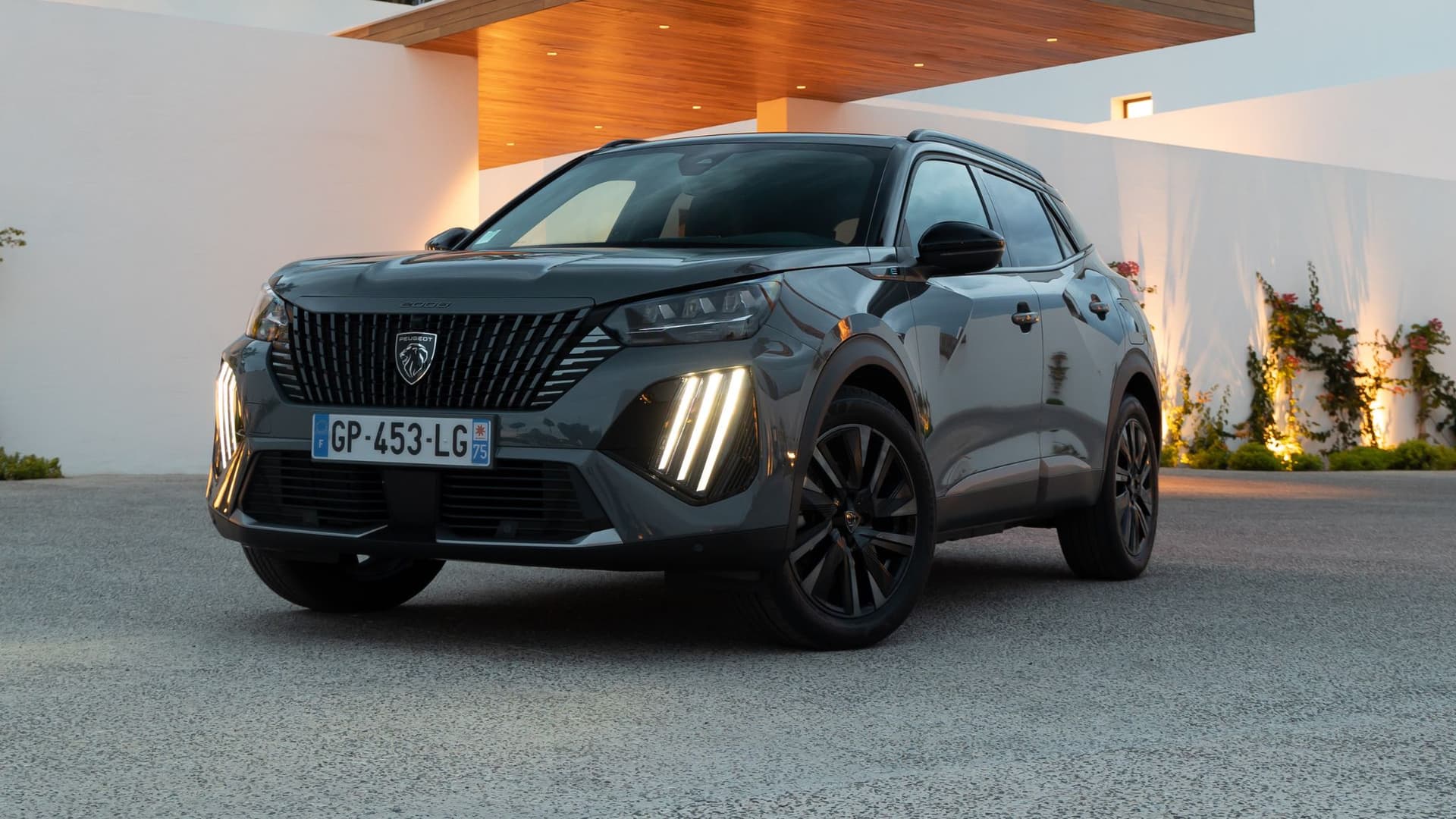 Peugeot 2008 électrique SUV compact avec signature lumineuse LED et design avant