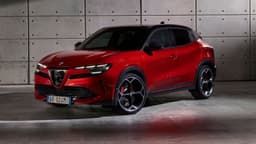 Alfa Romeo Junior électrique Veloce rouge vue trois quarts avant avec jantes sport