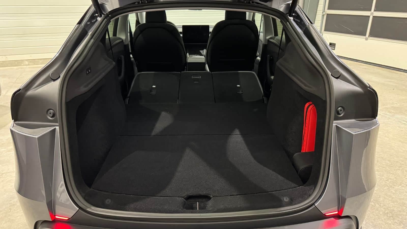 Tesla Model Y 2025