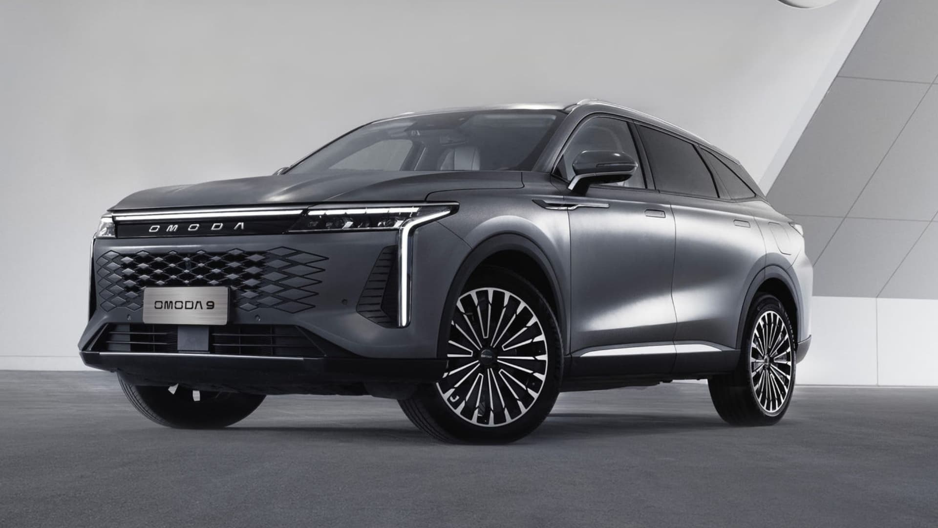 Vue de trois-quarts avant de l’Omoda 9 SHS-P, SUV hybride rechargeable à transmission intégrale