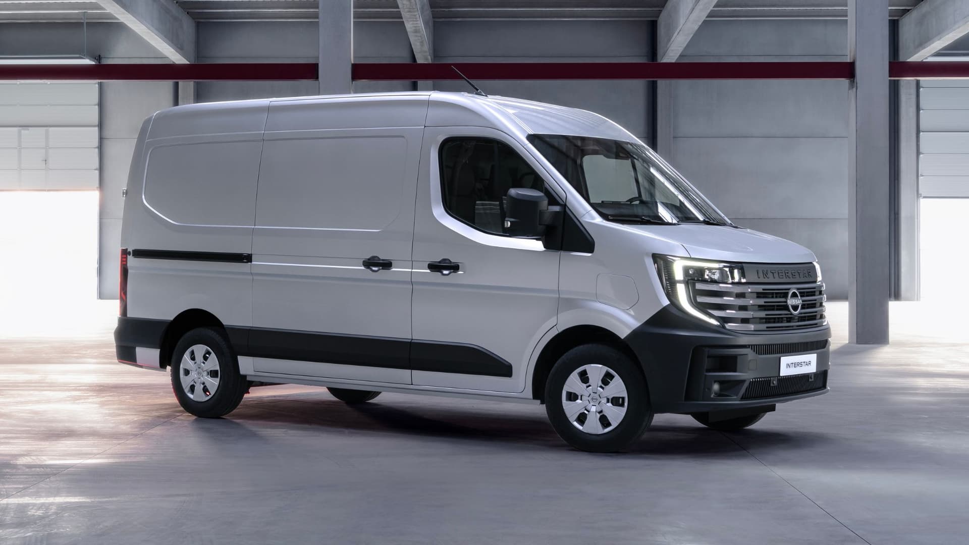 Nissan Interstar électrique fourgon utilitaire vu de trois quarts avant