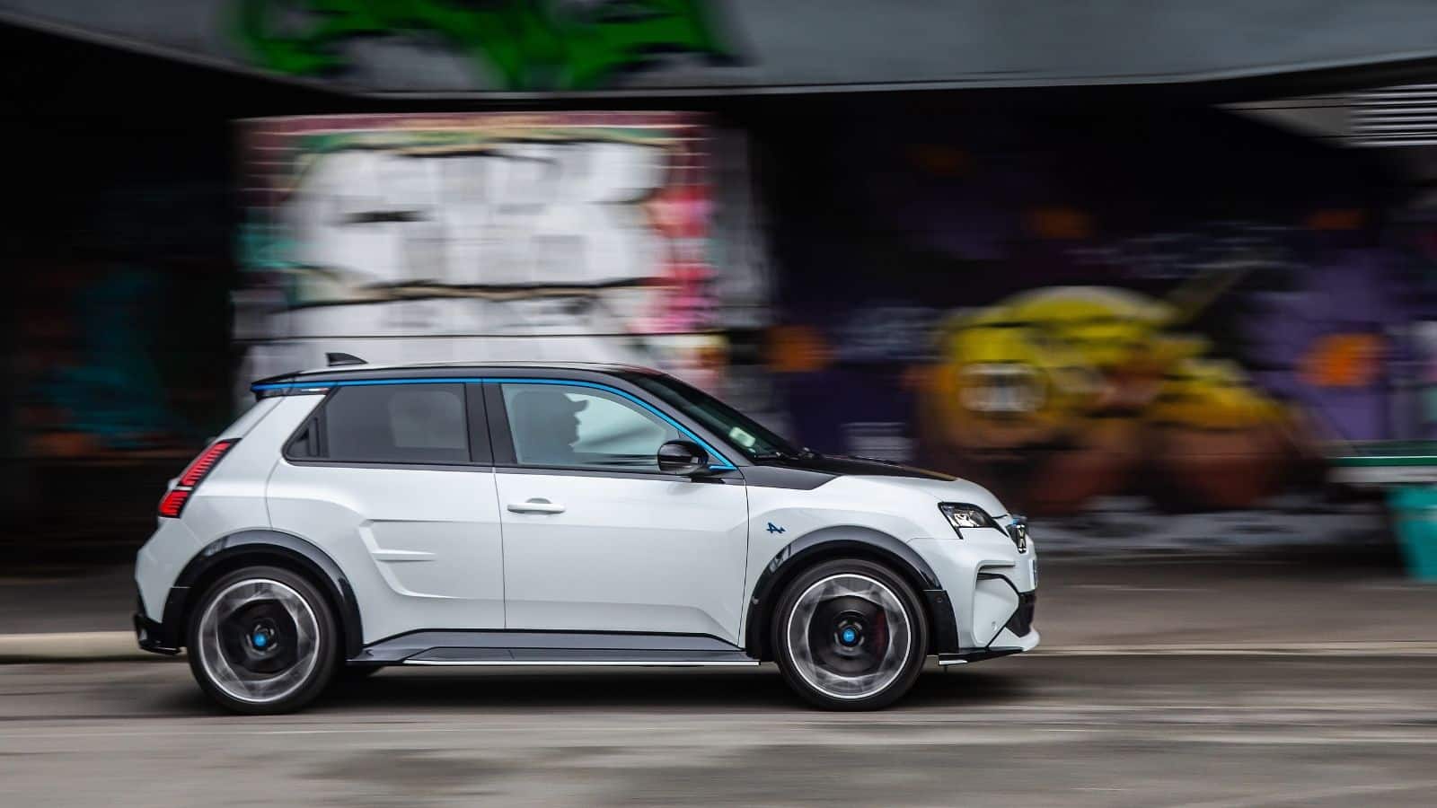 Conduite vue de côté de l'Alpine A290