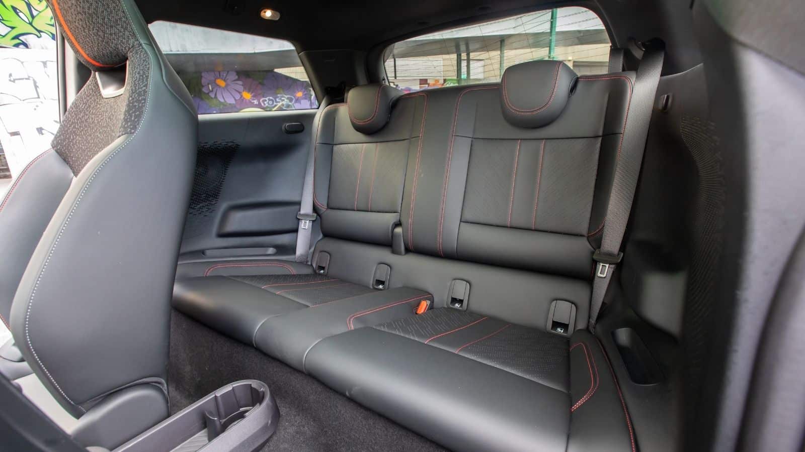 Places arrière, banquette de la Mini Cooper JCW électrique