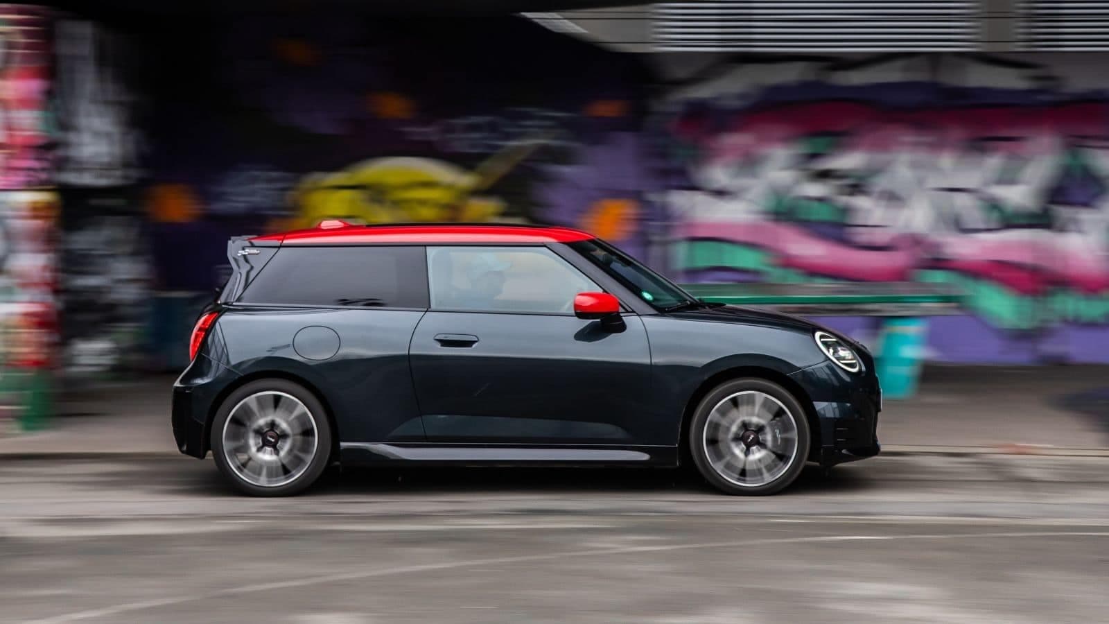 Conduite de côté de la Mini Cooper JCW électrique