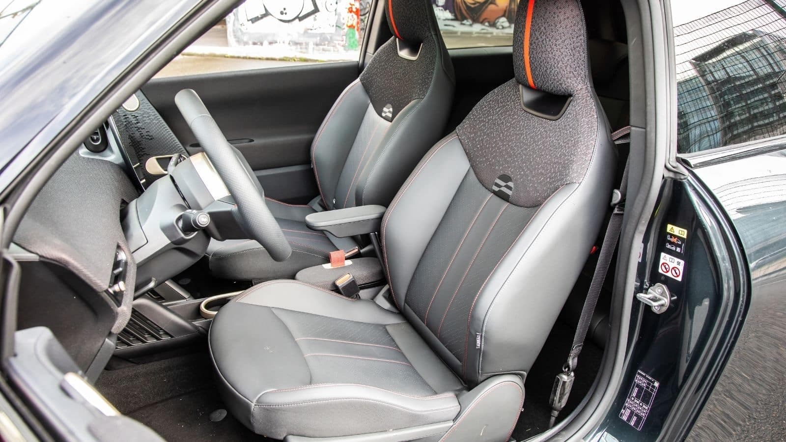 Places avant, baquets de la Mini Cooper JCW électrique
