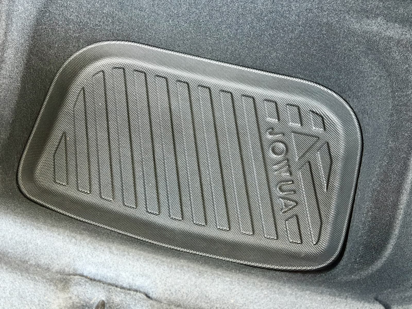 Tapis de coffre arrière Jowua installé dans le trunk d’une Tesla Model Y
