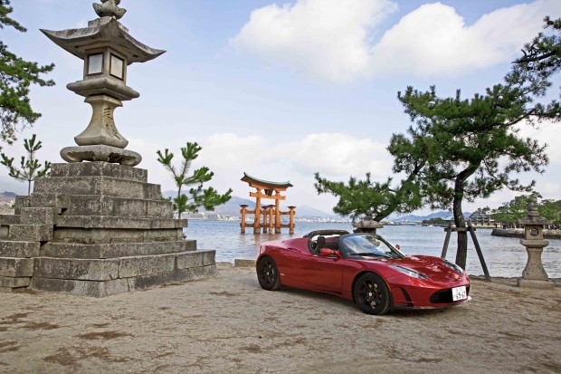 La Tesla Roadster en rouge sur la plage