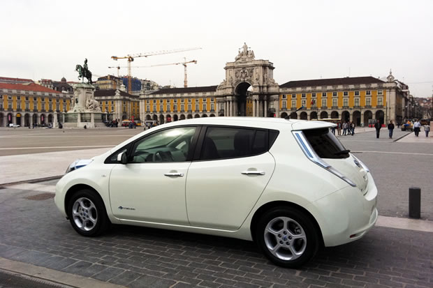 Nissan LEAF, sur la place du commerce à Lisbonne.