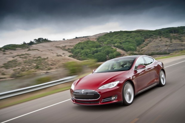 L'avant d'une Tesla Model S en rouge