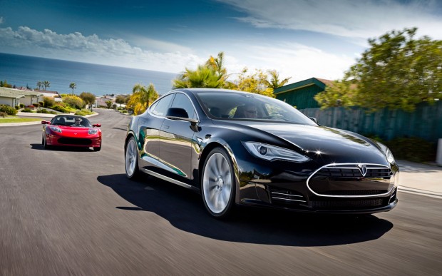 La Tesla Model S et la Tesla Roadster sur la route