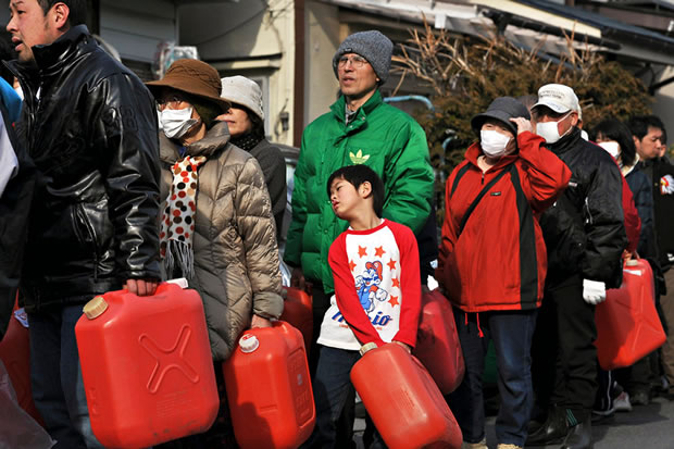 Des japonais faisant la queue devant une station service pendant la catastrophe