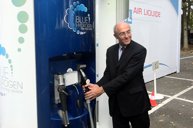 Benoît Potier devant une station d'hydrogène Air Liquide