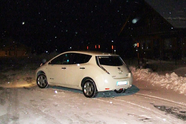 La voiture électrique sous la neige