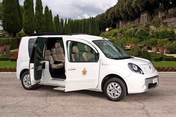 Le Pape reçoit une Kangoo 100% électrique en cadeau de Renault