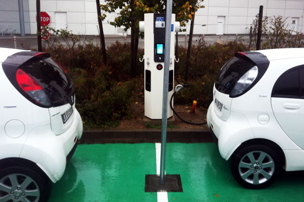 Les limites de la recharge d’une voiture électrique en lieu public