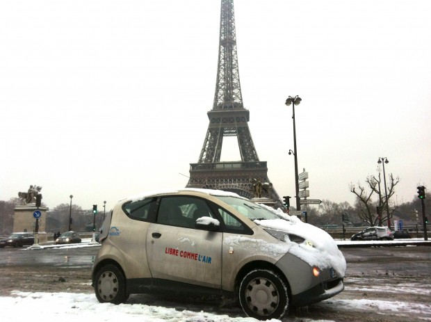 Autolib devant la tour Eiffel