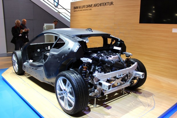 Le moteur essence qui entraîne les roues arrières de la BMW i8