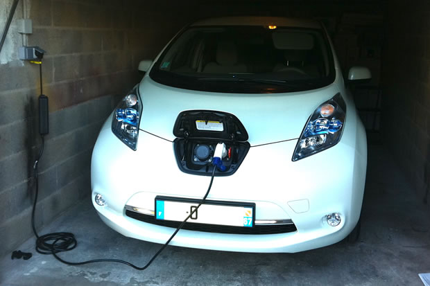 la recharge d'une voiture électrique avec un cable constructeur