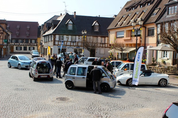 Petit aperçu de la place de la Mairie investie par les véhicules électriques !