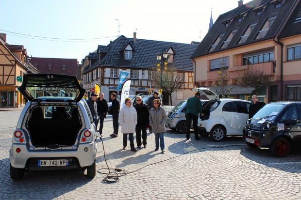 La place de la Mairie à Erstein a été envahie par les voitures électriques !