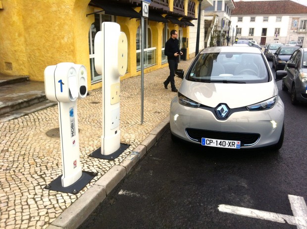 La Renault ZOE sur une borne de recharge au Portugal