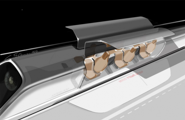 Une capsule Hyperloop avec les portes ouvertes dans une station