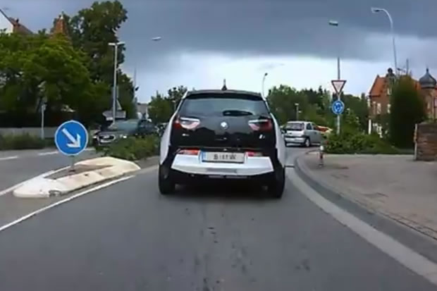 Vidéo : la BMW i3 se lâche sur route ouverte !