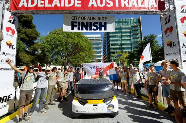 La première voiture solaire familiale gagne le World Solar Challenge