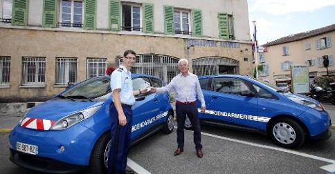 Les gendarmes à St-Tropez… en voiture électrique !