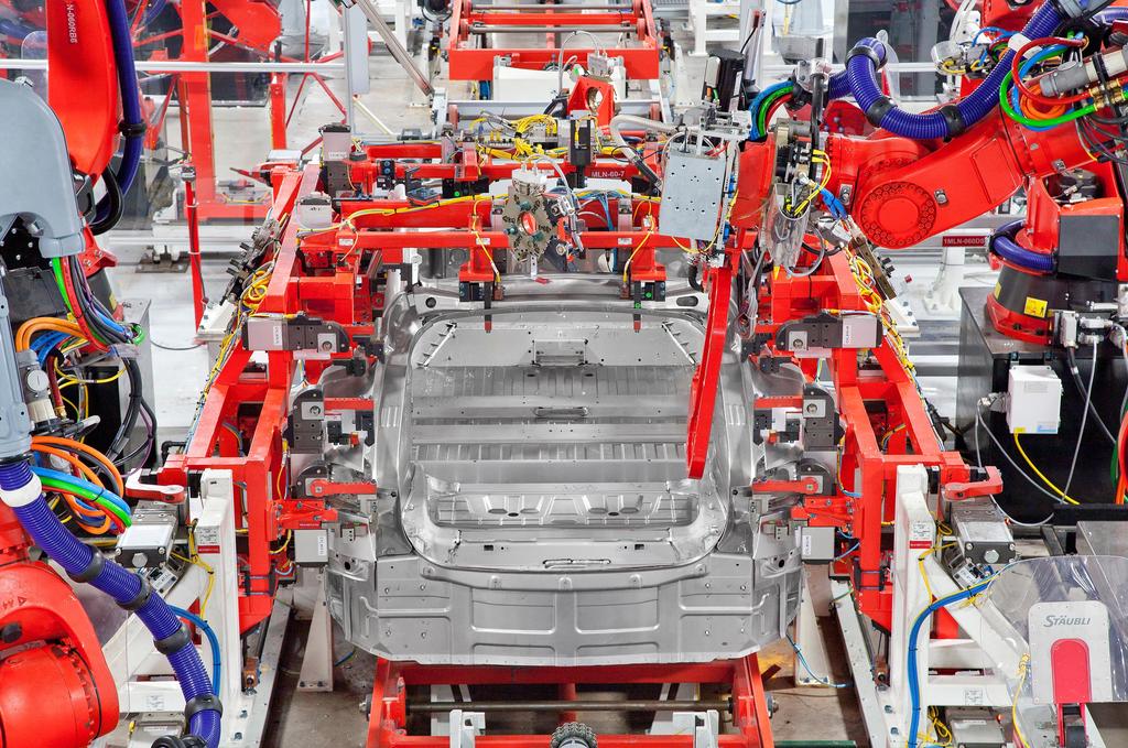 Tesla affute ses armes pour la production du Model X