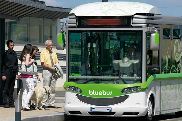 Bolloré livre des bus électriques à la Fondation Louis Vuitton
