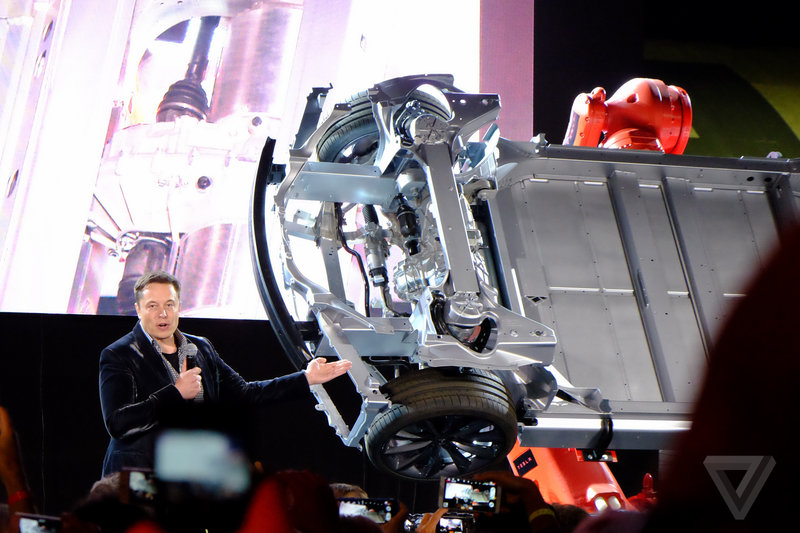 Tesla met les watts : transmission intégrale et pilotage automatique !