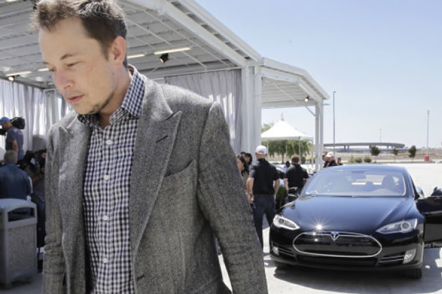 Elon Musk risque sa peau avec l’autopilot et met la pression à ses ingénieurs