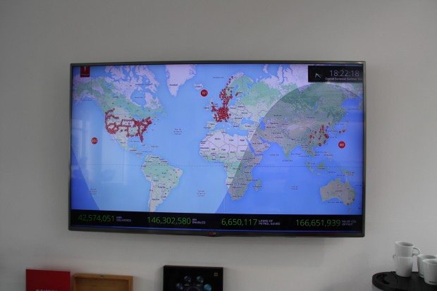 Sur cet écran de contrôle, Tesla surveille et comptabilise les données de l'ensemble des superchargeurs de la planète.