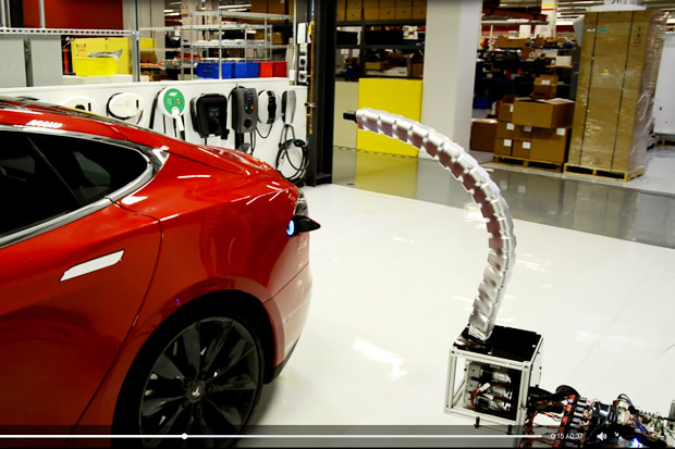 Vidéo : Tesla présente son serpent-chargeur robotisé qui branche votre voiture tout seul