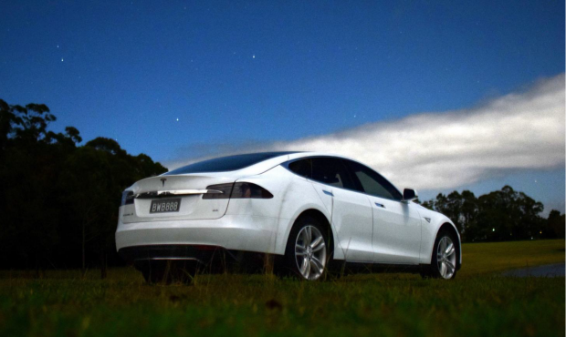 Profitant d'un moment Tesla à la tombée de la nuit sur les bords du lac Tinaroo