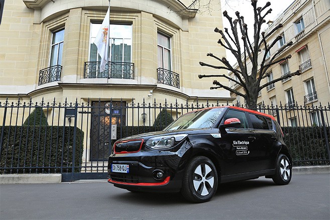 Le Kia Soul EV au départ de l'Ambassade de Monaco à Paris