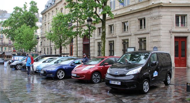 Regroupement des véhicules du France Electrique Tour à Paris avant le départ
