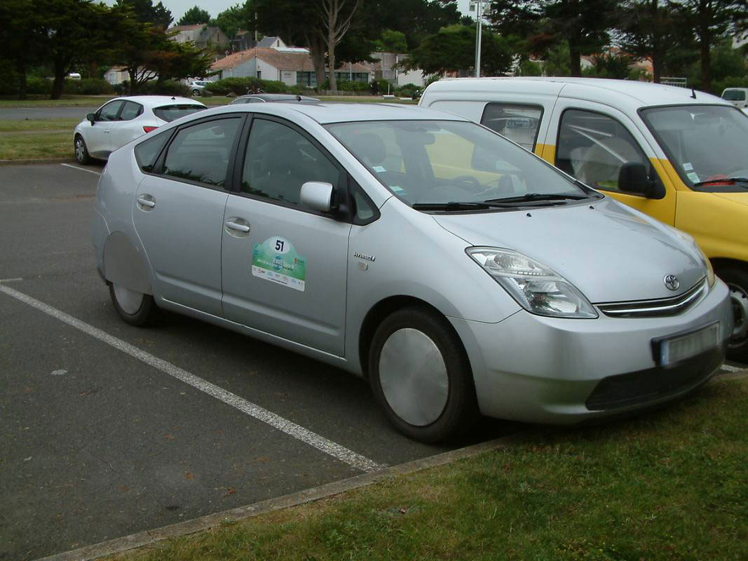 Une Toyota Prius II rechargeable avec 200 km d’autonomie électrique