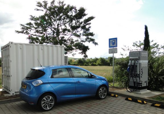 Renault lance la recharge rapide alimentée par des batteries usagées