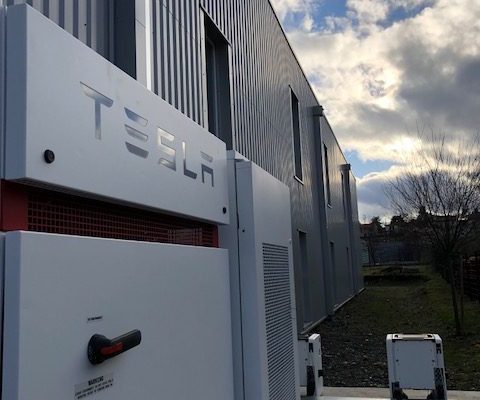 Tesla installe un Powerpack de 100 kWh chez un industriel français