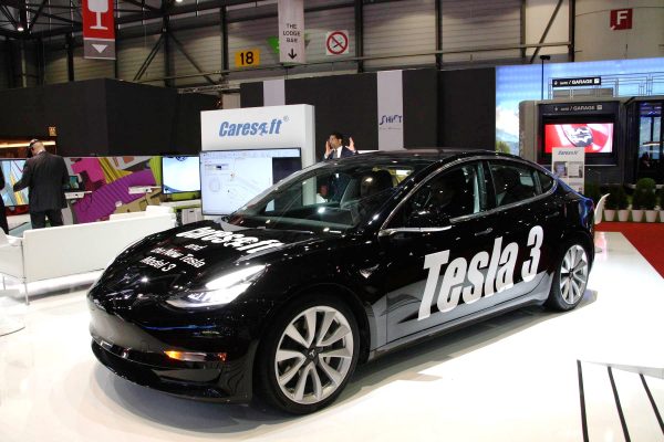 Une Model 3 est visible au salon de Genève mais pas sur le stand Tesla