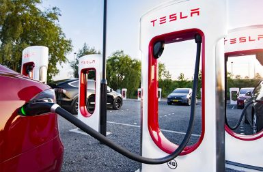 Tesla poursuit l’extension de ses superchargeurs pour tous