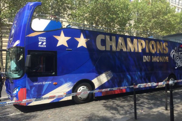 Coupe du Monde : les Bleus sur les Champs Elysées en bus électrique