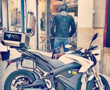 Romain Angelaud, coursier-livreur en moto électrique Zero à Nantes, via Cooltra