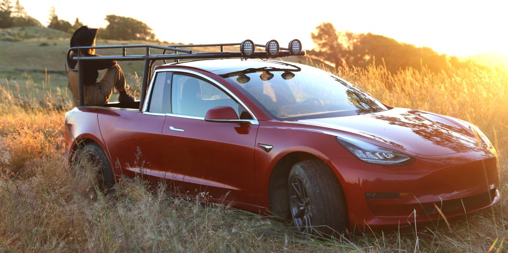 Elle découpe sa Tesla Model 3 pour la transformer en pick-up