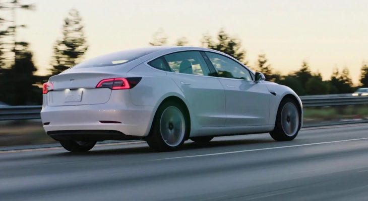 Tesla Model 3 blanche vue arrière sur route