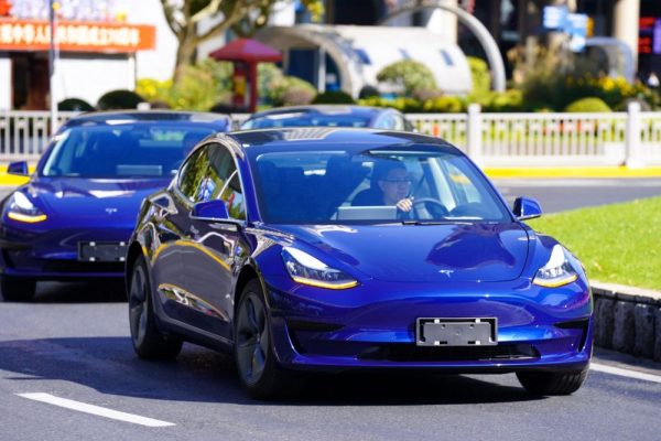 Tesla exhibe les premières Model 3 construites à Shanghai
