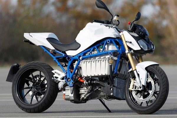 BMW dévoile l’E-Power Roadster, un prototype de moto électrique