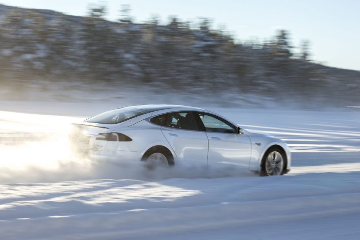 Tesla Model S neige